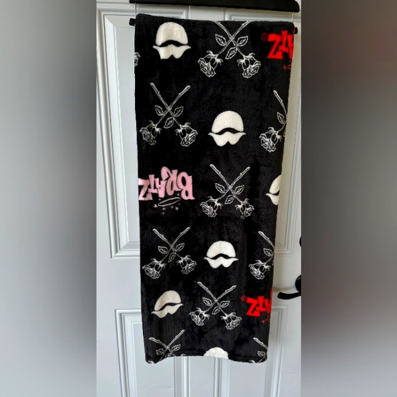 Bratz Lips & Roses Black Plush Throw Blanket Brand New - Picture 2 of 4